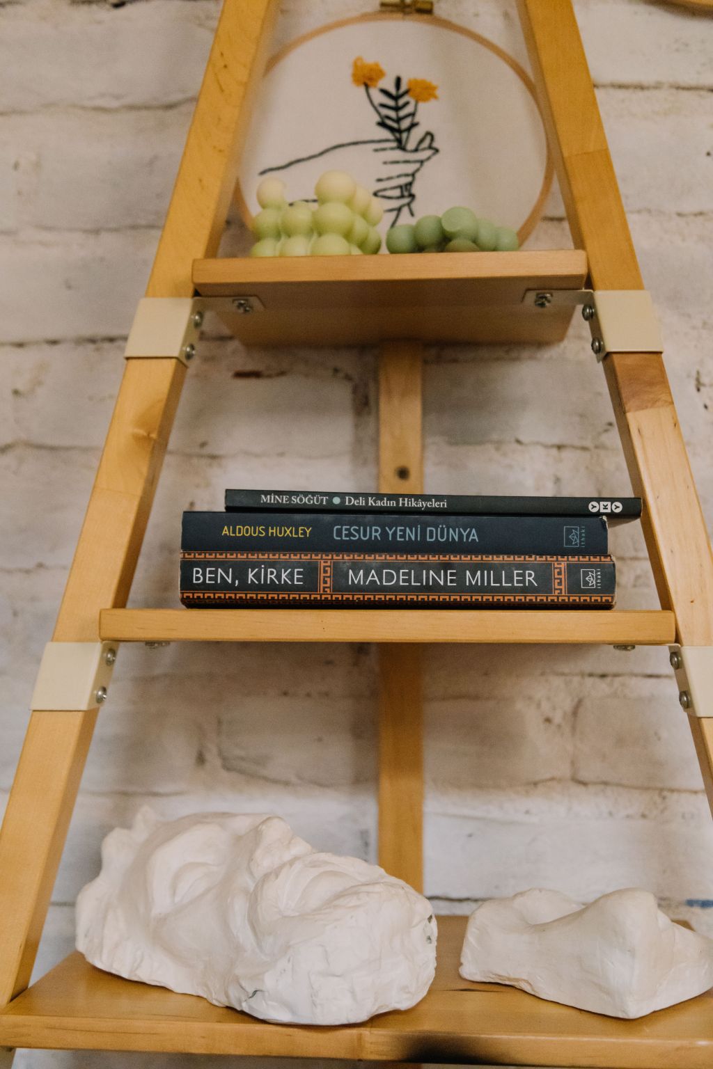 How to Turn an Old Ladder Into a&nbsp;Bookshelf?